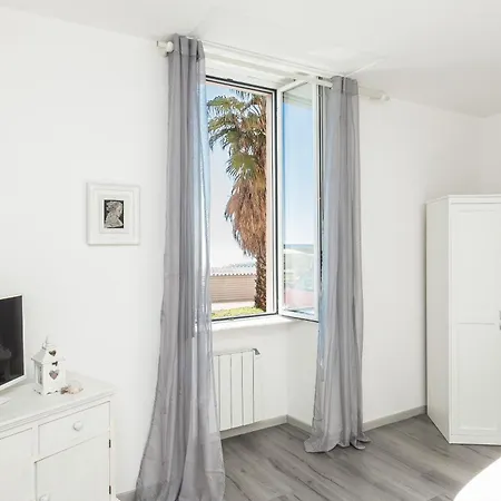 A Spiaggia, Seafront With The 10 Steps Away Savone