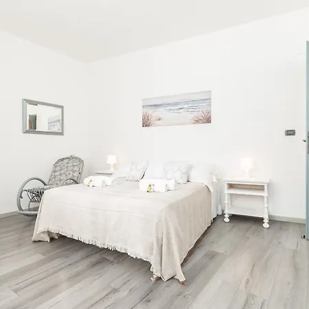 A Spiaggia, Seafront With The 10 Steps Away Daire Savona