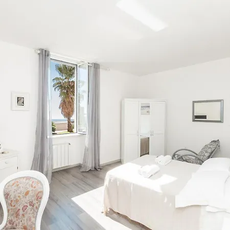 A Spiaggia, Seafront With The 10 Steps Away