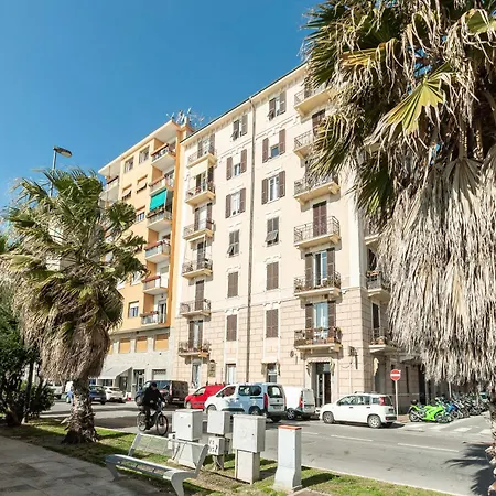 A Spiaggia, Seafront With The 10 Steps Away Daire *