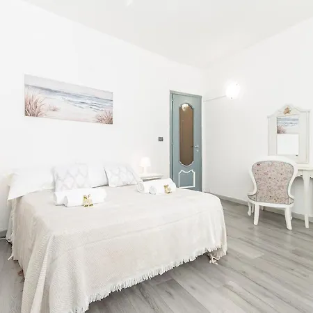 A Spiaggia, Seafront With The 10 Steps Away