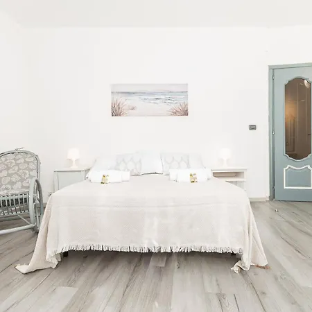 A Spiaggia, Seafront With The 10 Steps Away Daire *
