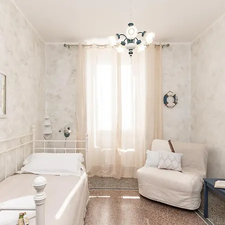 A Spiaggia, Seafront With The 10 Steps Away Daire *