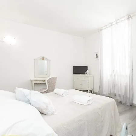 A Spiaggia, Seafront With The 10 Steps Away Daire *
