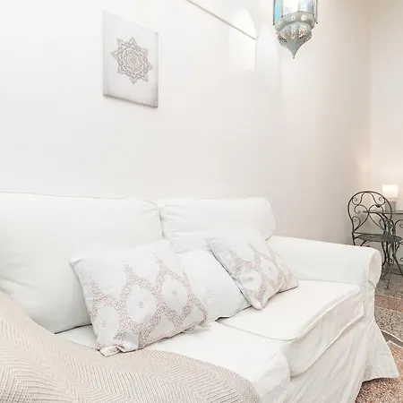 A Spiaggia, Seafront With The 10 Steps Away Daire *