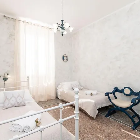 A Spiaggia, Seafront With The 10 Steps Away Daire Savona