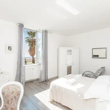 A Spiaggia, Seafront With The 10 Steps Away * Σαβόνα