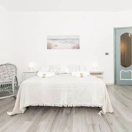 A Spiaggia, Seafront With The 10 Steps Away